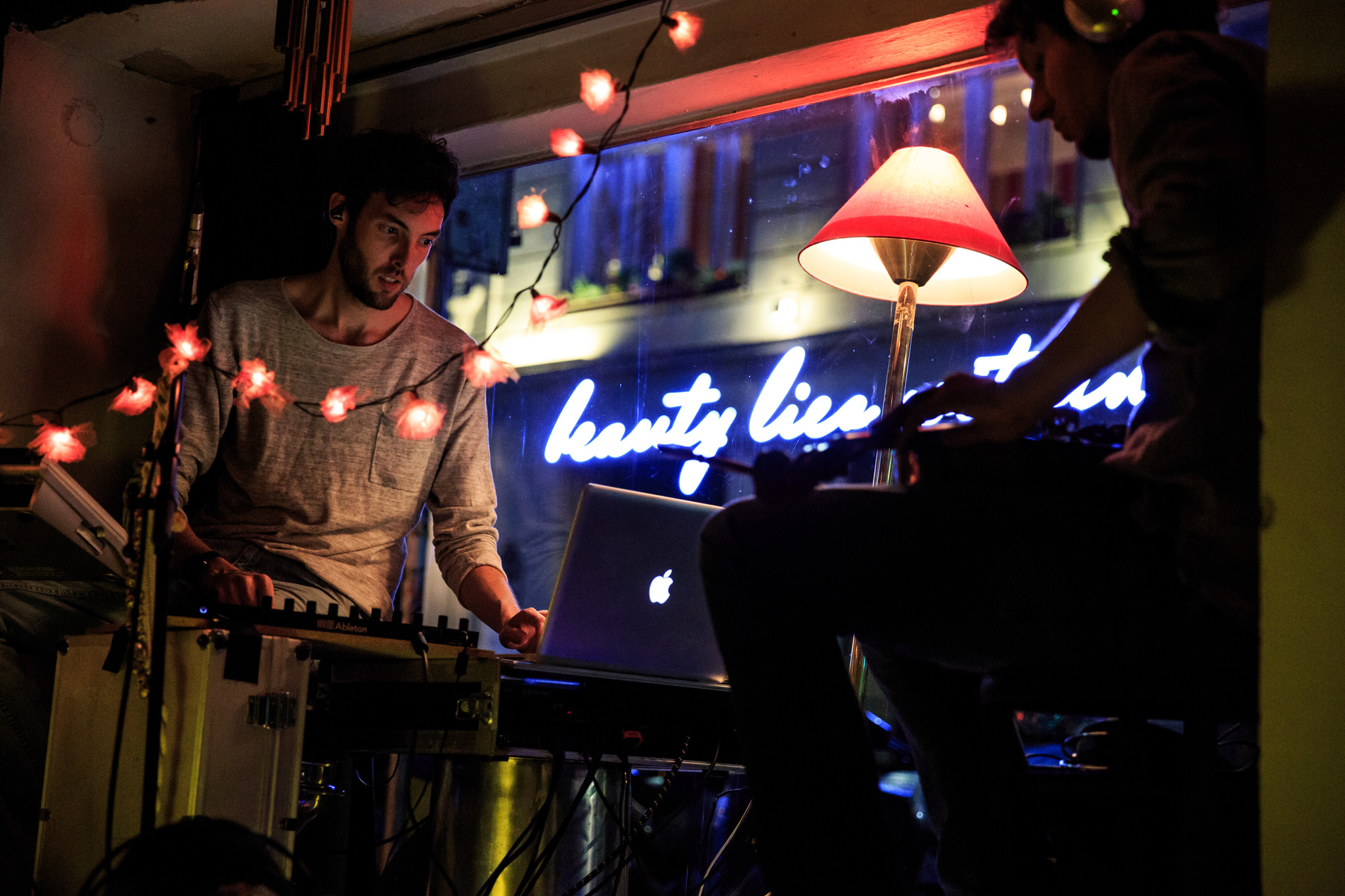 Projekt 71: window performance series #8: Hands&Bits